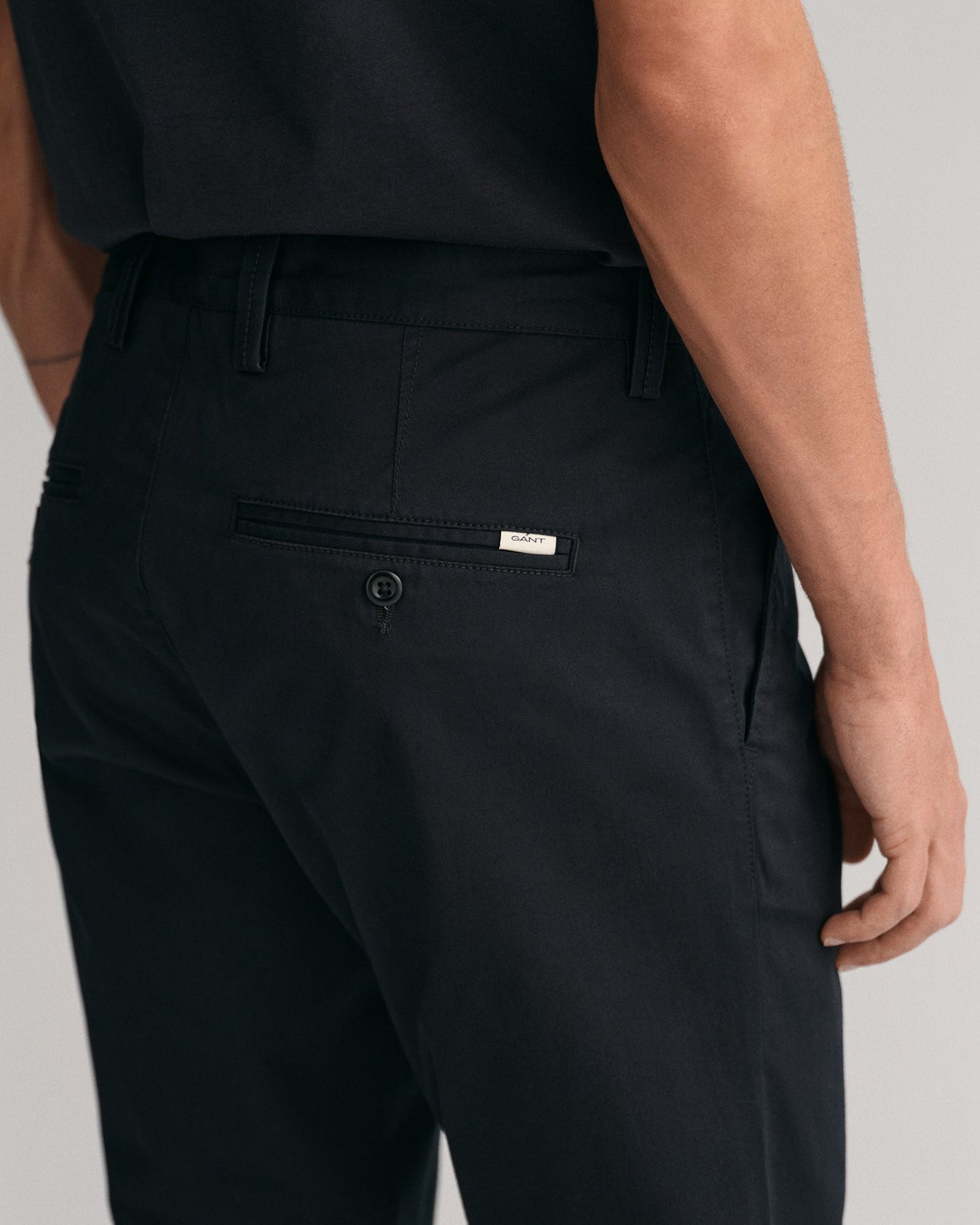 Gant Men Black Solid Slim Fit Trouser