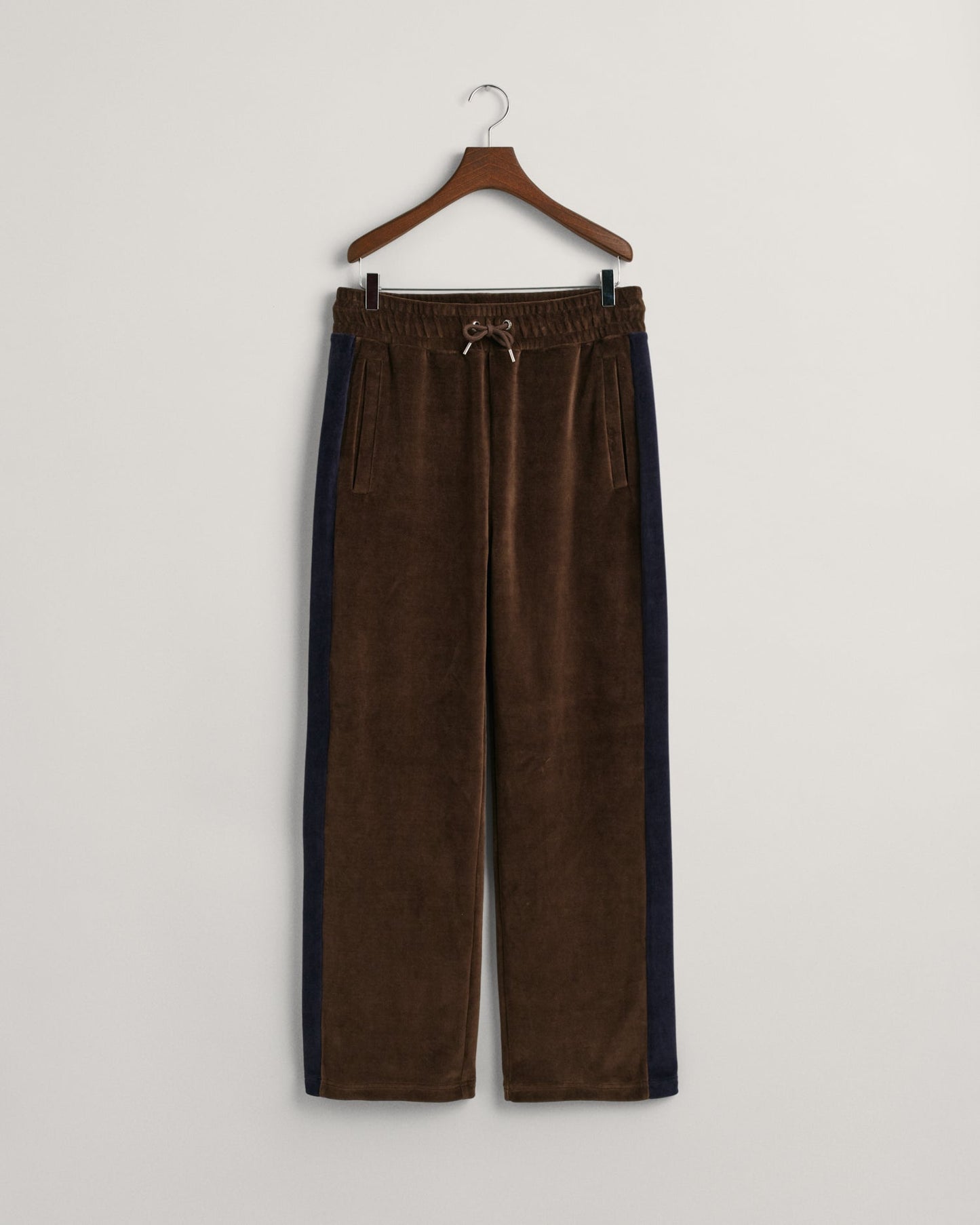 Gant Men Brown Solid Relaxed Fit Sweatpant