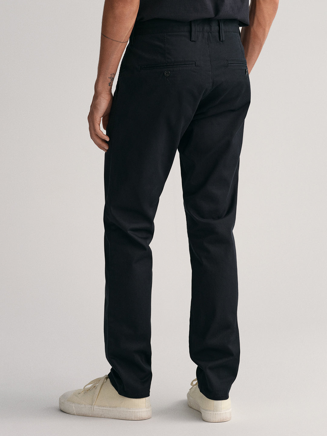 Gant Men Black Solid Slim Fit Mid-Rise Trouser