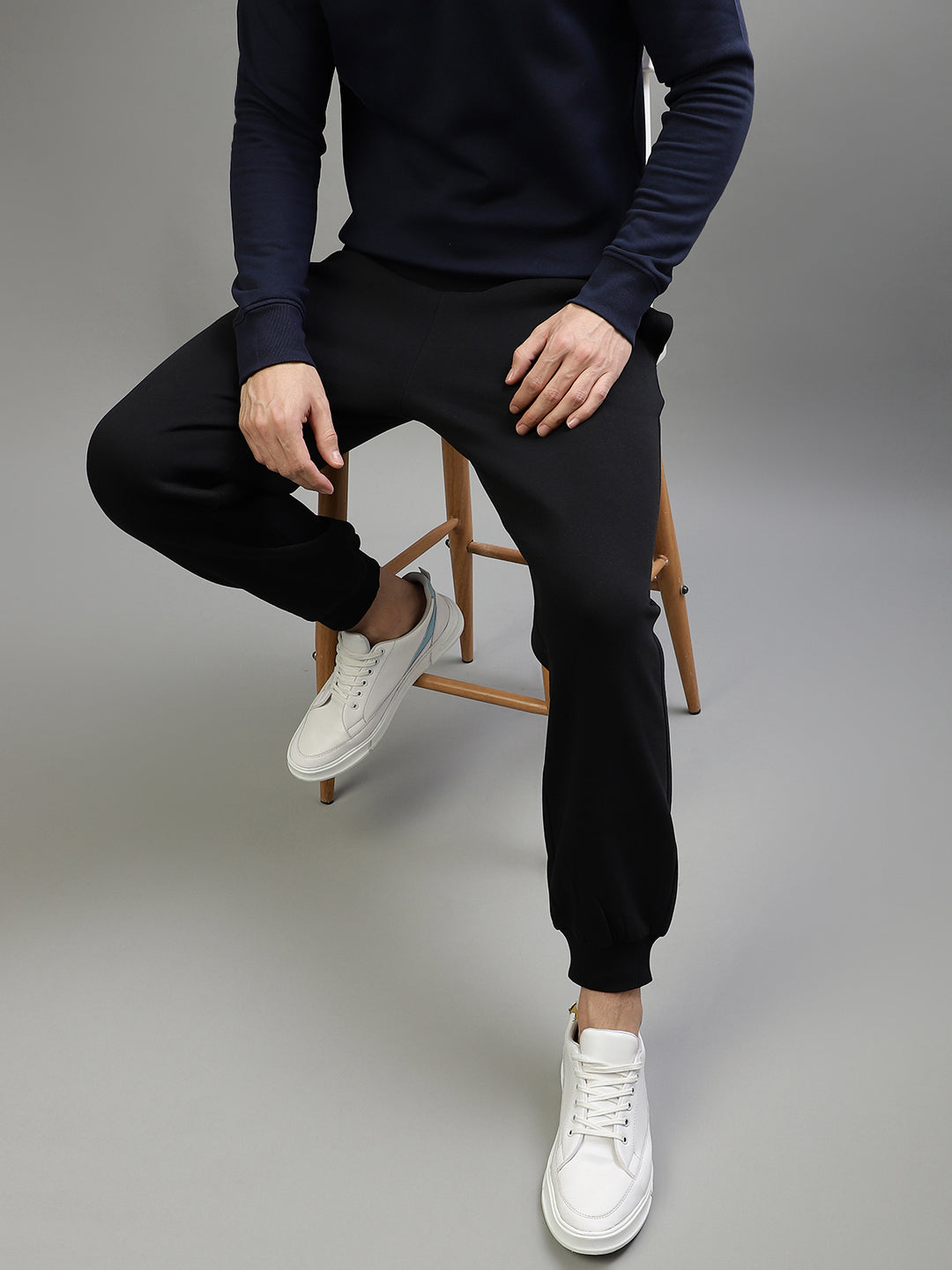 Gant Men Black Solid Regular Fit Trackpants