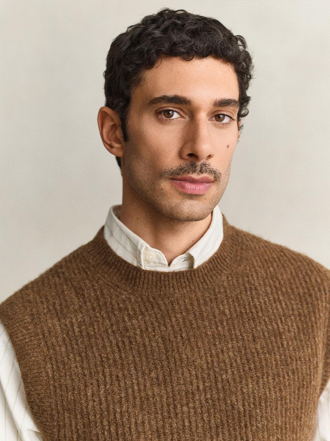 Gant Men Brown Regular Fit Solid Vest
