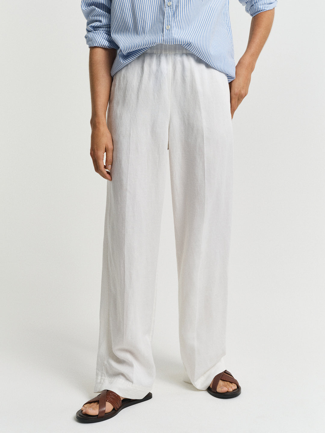 Gant Women Off White Solid Relaxed Fit Flat Front Trouser