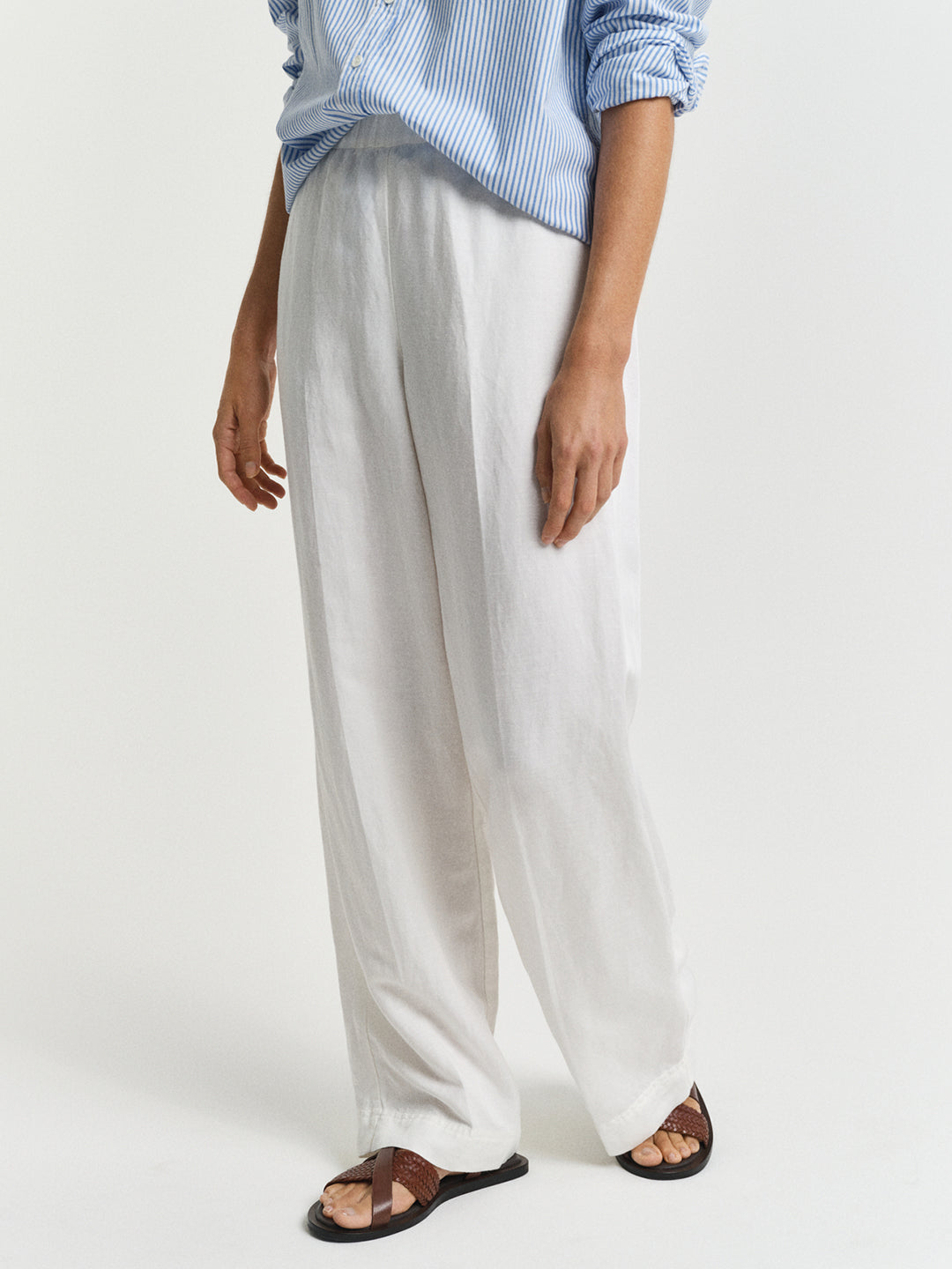 Gant Women Off White Solid Relaxed Fit Flat Front Trouser