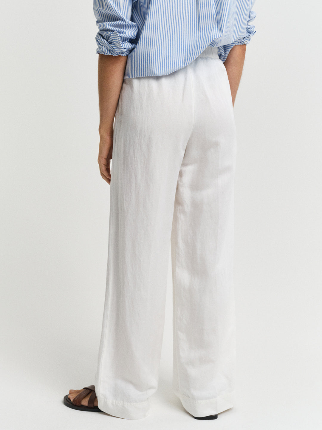 Gant Women Off White Solid Relaxed Fit Flat Front Trouser